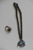 Neuf Parure Collier Et Bague Créateur Couleur Cuivre Avec Cristaux Bleus Facettés - Necklaces/Chains