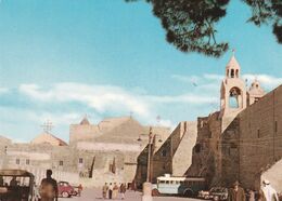 Cpm 10x15 . ISRAEL. BETHLEEM .Entrée De L'église De La Nativité (Clocher, Autocar & Autos Années 1960) +2 T.P. Jordanie - Israël