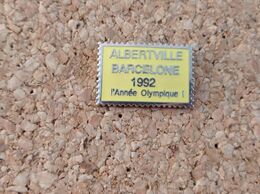 PINS JEUX OLYMPIQUES TIMBRE ALBERTVILLE BARCELONE 1992 ANNEE OLYMPIQUE FOND JAUNE - Jeux Olympiques
