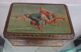 BOITE ANCIENNE TÔLE LITHOGRAPHIÉE, SPORT RUGBY OU FOOTBALL - Rugby