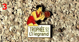 Pin's BASKET - Lucien LEGRAND Trophée 1992 - N°3 Passe - Verni époxy - Fabricant Inconnu - Basketball