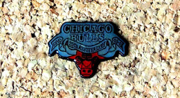 Pin's BASKET AMERICAIN - NBA - Chicago Bulls - 25° Anniversaire - Verni époxy - Fabricant Inconnu - Basketball