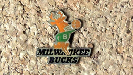 Pin's BASKET AMERICAIN - NBA -  Milwaukee Bucks - Cerf - Verni époxy - Fabricant Inconnu - Basketball