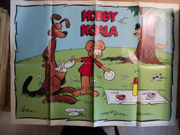 POSTER SPIROU. 1972. HOBBY ET KOALA ILLUSTRES PAR WILLY LAMBIL CORRESPOND A LA DOUBLE PAGE DES MAGAZINES DE L EPOQUE. P - Afiches & Offsets