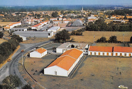 BRIOUX-sur-BOUTONNE - Vue Panoramique Aérienne - Au 1er Plan Le Foyer Logement De Retraites Et Le C.E.G. - Architectes - Brioux Sur Boutonne