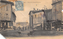 Maurs        15      Place De La Grande Fontaine   Mauvais état        (voir Scan) - Andere & Zonder Classificatie