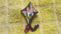 Disney PIN'S DLR Cast Lanyard Series 3 - Kite (Daisy) - Disney