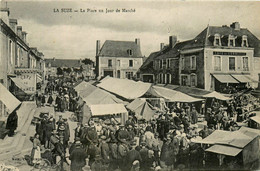 La Suze * La Place Un Jour De Marché * Foire * Café De France Café Du Commerce - La Suze Sur Sarthe