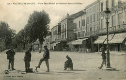 Villeneuve Sur Lot * Un Cireur De Chaussures ( Métier Ancien ) * Place St Michel & Bd Bernard Palissy * Café Négociants - Villeneuve Sur Lot