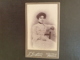 CDV ANCIENNE VERS 1870 .portrait D'une Femme élégante. Photographe GIUGLARD. MARSEILLE - Oud (voor 1900)