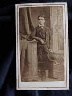 Photo CDV Thiriot à Nancy  Jeune Homme (Alfred Bocage 1872)  Chapeau Melon - L521 - Antiche (ante 1900)