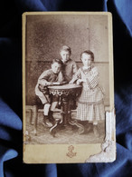Photo CDV E. Léon à Grenoble - Trois Jeunes Enfants Regardant Un Album, Circa 1880 L521A - Antiche (ante 1900)