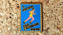 Pin's ATHLETISME - 7 Postiers Pour L'Allemagne - RIOM 92 - TIMBRE LA POSTE - Peint Cloisonné - Fabricant Inconnu - Leichtathletik