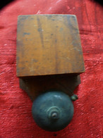 Sonnette De Porte Vintage Des Années 1920-une Cloche, Pour Tinter La Porte D'entrée Matériaux: Bois, Métal Français - Campane