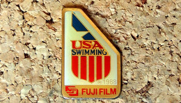 Pin's NATATION - Equipe USA SWIMMING 1988 Publicité FUJI - Verni époxy - Fabricant Inconnu - Natation