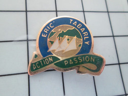 816c Pins Pin's / Rare & Belle Qualité THEME SPORTS / VOILE ERIC TABARLY ACTION PASSION Et Penser à Son Gilet De Sauveta - Voile