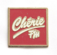 Pin's CHERIE FM - Le Logo De La Radio - J664 - Médias