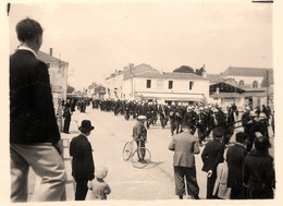 La Roche Sur Yon * 3 Cartes Photos * Les Sapeurs Pmpiers , Devant Hôtel De La Boule D'Or , Vélodrome , Défilé * Pompier - La Roche Sur Yon