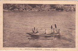 OCEANIE - VANUATU -  LES NOUVELLES HEBRIDES - CANAQUES EN PIROGUE -  PRES DE LA NOUVELLE CALEDONIE - Vanuatu