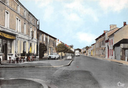 SAUZE-VAUSSAIS - La Route Des Maisons Blanches - Au Premier Plan L'Hôtel Des Voyageurs - Sauze Vaussais