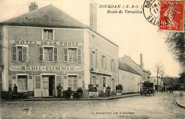 Dourdan * Devanture Café Restaurant Hôtel De La Poste MICHEL CLEMENCEAU * Automobile Voiture Ancienne - Dourdan