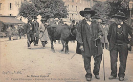 Aurillac        15        Paysans A La  Foire De La Saint Urbain            (Voir Scan) - Aurillac