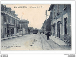 CPA 38 Les Avenieres Avenue De La Gare Et Le Train Tramway Ligne De La Tour Du Pin Les Avenières - Les Avenières