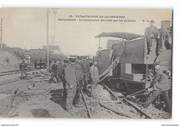CPA 62 Catastrophe De Courrieres Sallaumines La Locomotive Deraillée Par Les Mineurs - Sonstige & Ohne Zuordnung