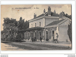 CPA 18  Chateaumeillant La Gare Et Le Train - Châteaumeillant