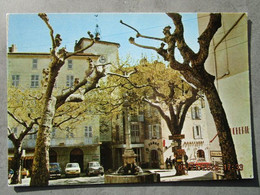CP 83 Var Bargemon Prés Callas La Fontaine Sur La Place P. Chauvier Poete " La Bouffarde " Bureau De Tabac,voitures 1970 - Bargemon