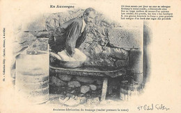 Saint Paul De Salers       15      Ancienne Fabrication Du Fromage . Vacher Pressant La Tome         (Voir Scan) - Andere & Zonder Classificatie