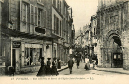 Poitiers * Rue Gambetta Et Parvis De L'église St Porchaire * Commerces Magasins - Poitiers