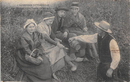 Non Localisé. Auvergne. Cantal       15         Aux Champs Une Tasse De Vin D'Auvergne        (Voir Scan) - Autres & Non Classés