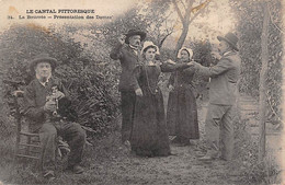 Non Localisé. Auvergne. Cantal.         15     La Bourrée. Présentation Des Dames        (Voir Scan) - Otros & Sin Clasificación