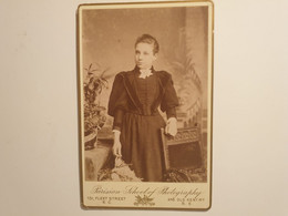 RARE GRANDE CDV 16/10CM VERS 1900. PORTRAIT D UNE FEMME ELEGANTE. PARISIAN SCHOOL OF PHOTOGRAPHY. LONDRES - Oud (voor 1900)
