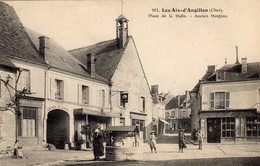 LES AIX-D'ANGILLON (Cher).  Place De La Halle. Ancien Hospice.  TBE - Les Aix-d'Angillon