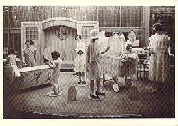 Une Vitrine De Mannequins Rayon Jeunes Enfants Des Magasins Du Printemps 1922 Extrait Du Livre Mannequins CPM - Mode