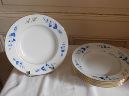 La Seynie Pour Arnaud Brissac Suite De Six Assiettes Creuses Décor Fleurs Bleues Filets Or Porcelaine Limoges Chiffrées - Limoges (FRA)