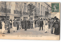 CPA 14 Deauville Rue Gontant Biron à Midi - Deauville