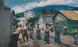 143581 GUATEMALA COSTUMES WOMAN'S CARRYING WATER HOME POSTAL POSTCARD - Guatemala