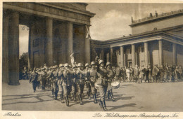 Delcampe - Militaria - Berlin - Die Wachttruppe Am Brandenburger Tor - Au Verso Voir Tampon - Patriotic