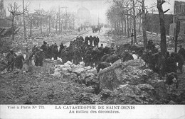 93-SAINT-DENIS-CATASTROPHE DE ST-DENIS,  AU MILIEU DES DECOMBRES - Saint Denis