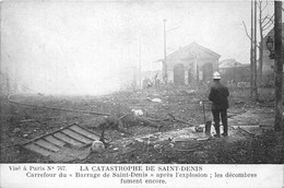 93-SAINT-DENIS-CATASTROPHE DE ST-DENIS, CARREFOUR DU " BARRAGE DE ST-DENIS, APRES L'EXPLOSION LES DECOMBRES FUMENT ENCOR - Saint Denis