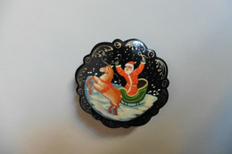 Neuf - Broche Russe En Bois Laqué Noir Miniature De Palekh - Père Noël - Russie - Brooches