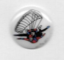 Pin's  Porcelaine  Limoges  THOSCA, Sport  Parachutisme  Saut  En  Duo - Parachutisme