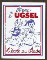 AUTOCOLLANT ADHÉSIF STICKER AVEC L'UGSEL L'ÉCOLE AU STADE JUIN 1985 - Athlétisme