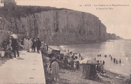 (80) AULT . Les Falaises Et La Digue-Promenade à  L' Heure Du Bain (animée) - Ault