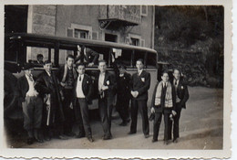 Photo Groupes D'hommes  Devant Autobus, Format 9/6 - Automobiles