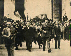 Le Général DE GAULLE , à L'arc De Tromphe * Photo Ancienne * Personnage Militaire Politique Guerre War - Personnages