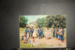 CP, 03, FOLKLORE BOURBONNAIS SOCIETE DES BALADINS BOURBONNAIS MOULINS, TRES ANIMEES FOLKLORE COSTUMES - Moulins